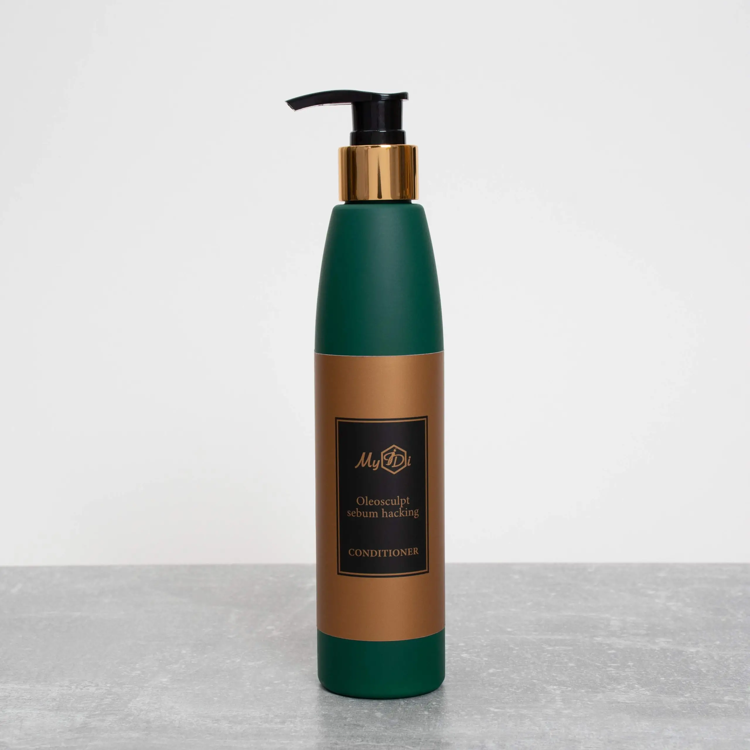 Бальзам для волос склонных к жирности и перхоти OLEOSCULPT SEBUM HACKING CONDITIONER, 250 мл - фото №2