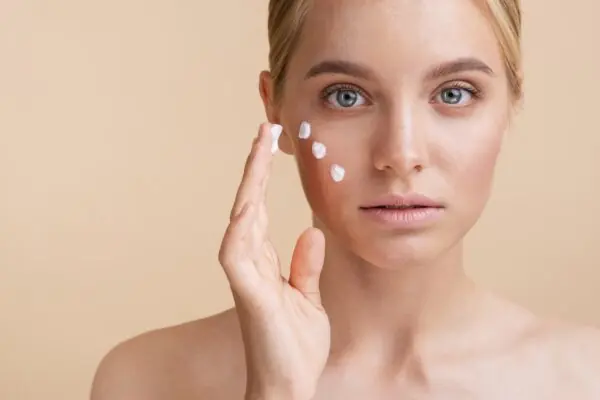 Як правильно наносити сонцезахисний крем під макіяж? - MyIDi