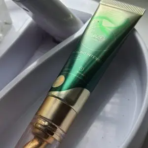 Photo from a customer review of Інтенсивний загоювальний бальзам для губ із 7 маслами та церамідами HEALING INTENSE lip balm, 15 мл