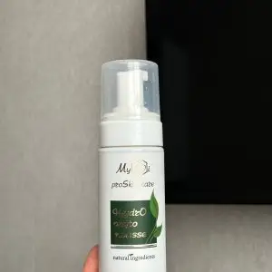 Photo from a customer review of Зволожуючий мус очищаючий, 150 мл